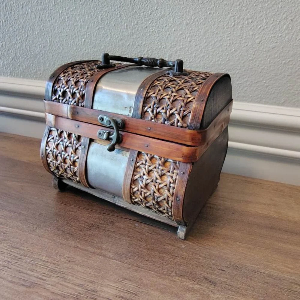 Vtg Wooden Rattan Treasure Trinket Box Brown Latched Brass Ornate Handle